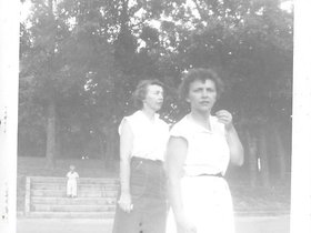 1954 July - Ruth & Harriet.jpg